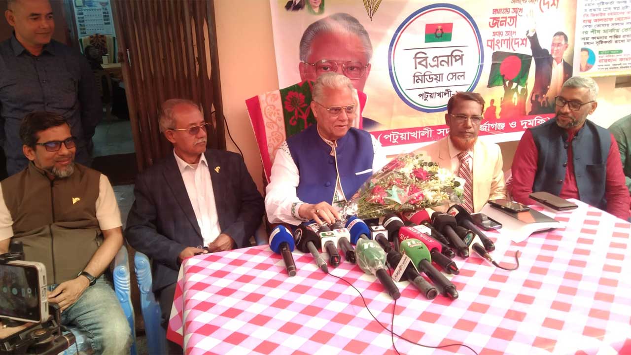 পটুয়াখালী-১ আসনে বিএনপির প্রার্থী ও সাবেক স্বরাষ্ট্রমন্ত্রী এয়ার ভাইস মার্শাল (অব:) আলতাফ হোসেন চৌধুরী সাংবাদিকদের সাথে মতবিনিময় করেন