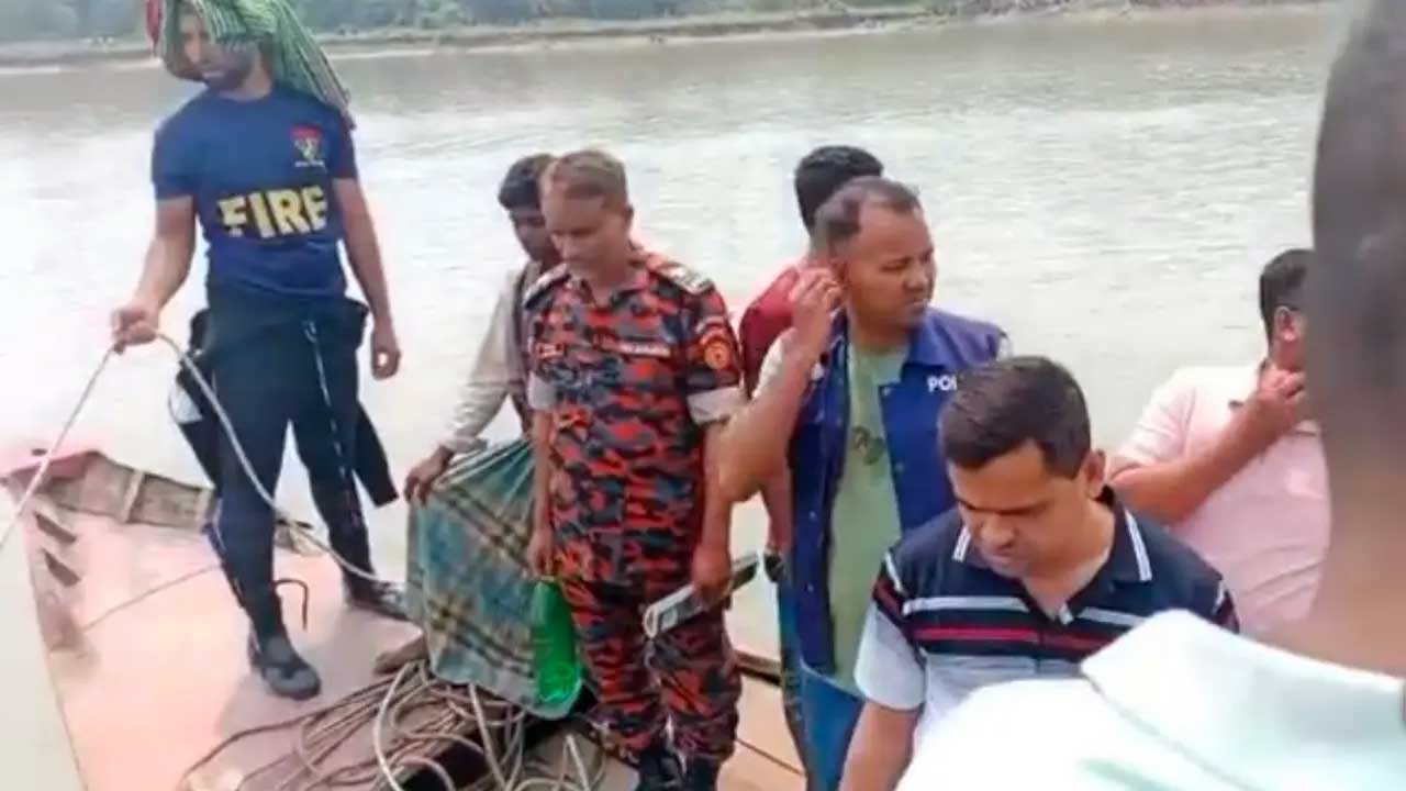 বাউফলের বামনিকাঠি লঞ্চঘাট সংলগ্ন লোহালিয়া নদীতে উদ্ধার অভিযান চালান ফায়ার সার্ভিস সদস্যরা
