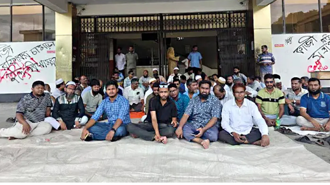 ভিসির অপসারণ দাবিতে পবিপ্রবিতে তৃতীয় দিনের মতো কর্মবিরতি চলছে