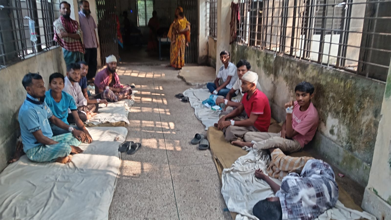 আহত কর্মীরা।