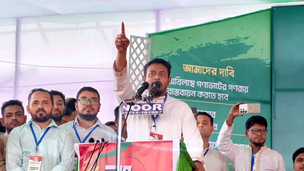 বক্তব্য রাখছেন এনসিপির মুখ্য সমন্বয়ক নাসির উদ্দিন পাটওয়ারী
