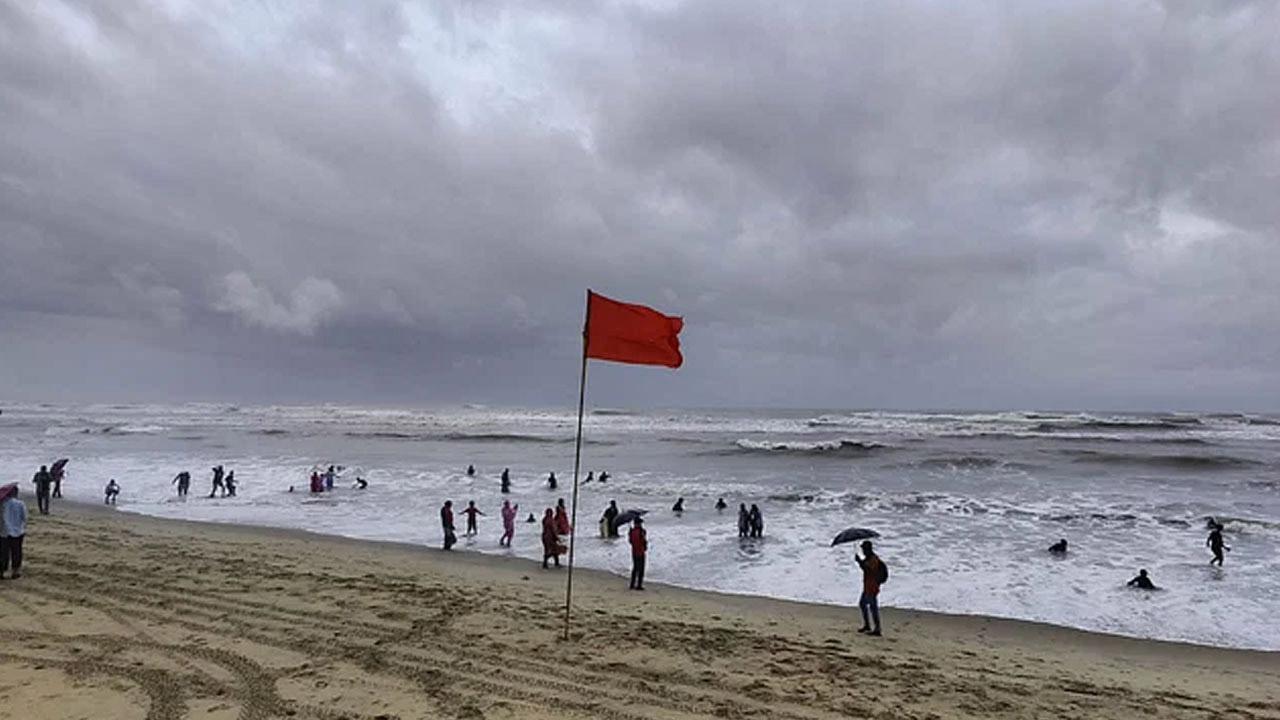 পায়রা বন্দরে বহাল ৩ নম্বর সতর্ক সঙ্কেত, নদীবন্দরে ১