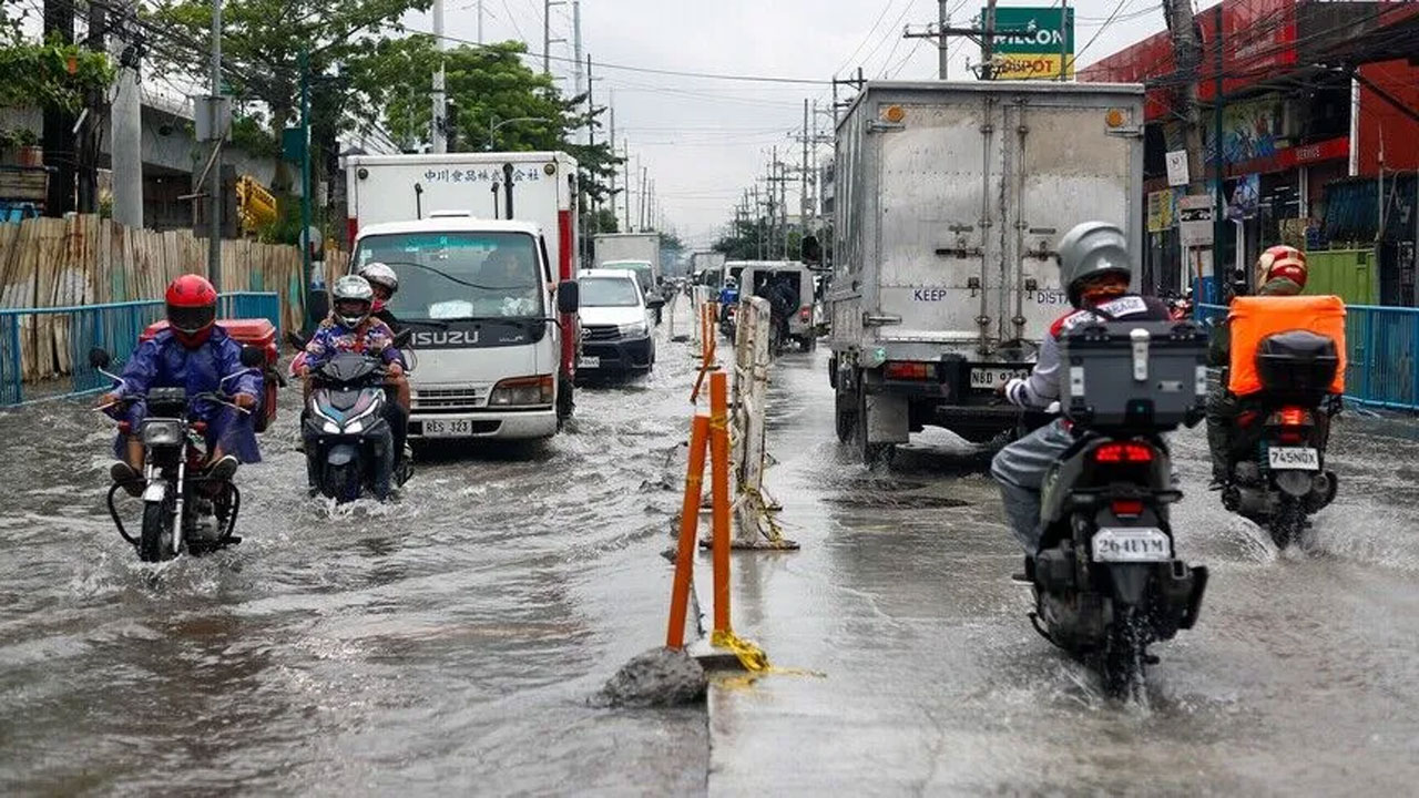 ফিলিপাইনে ভারী বৃষ্টিপাতে সৃষ্ট জলাবদ্ধতা