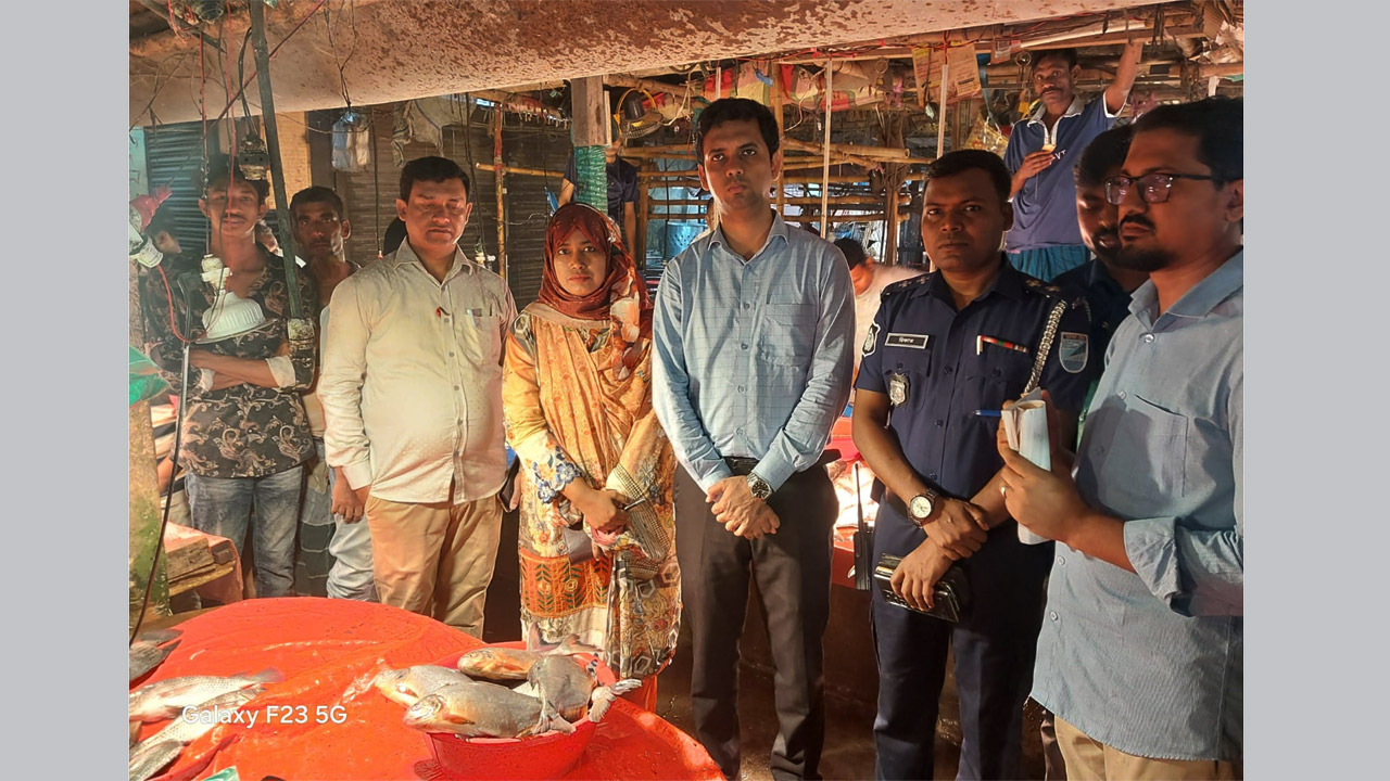সোনারগাঁওয়ে নিষিদ্ধ পিরানহা মাছ জব্দ, ব্যবসায়ীকে জরিমানা