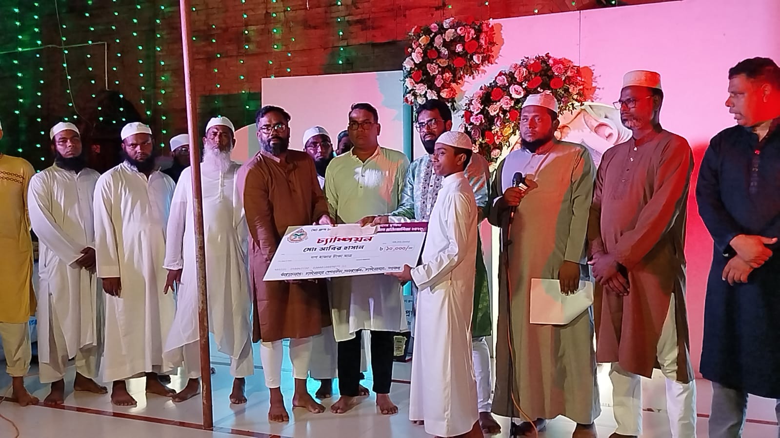 প্রতিযোগিতা শেষে বিজয়ীদের মাঝে পুরস্কার বিতরণ