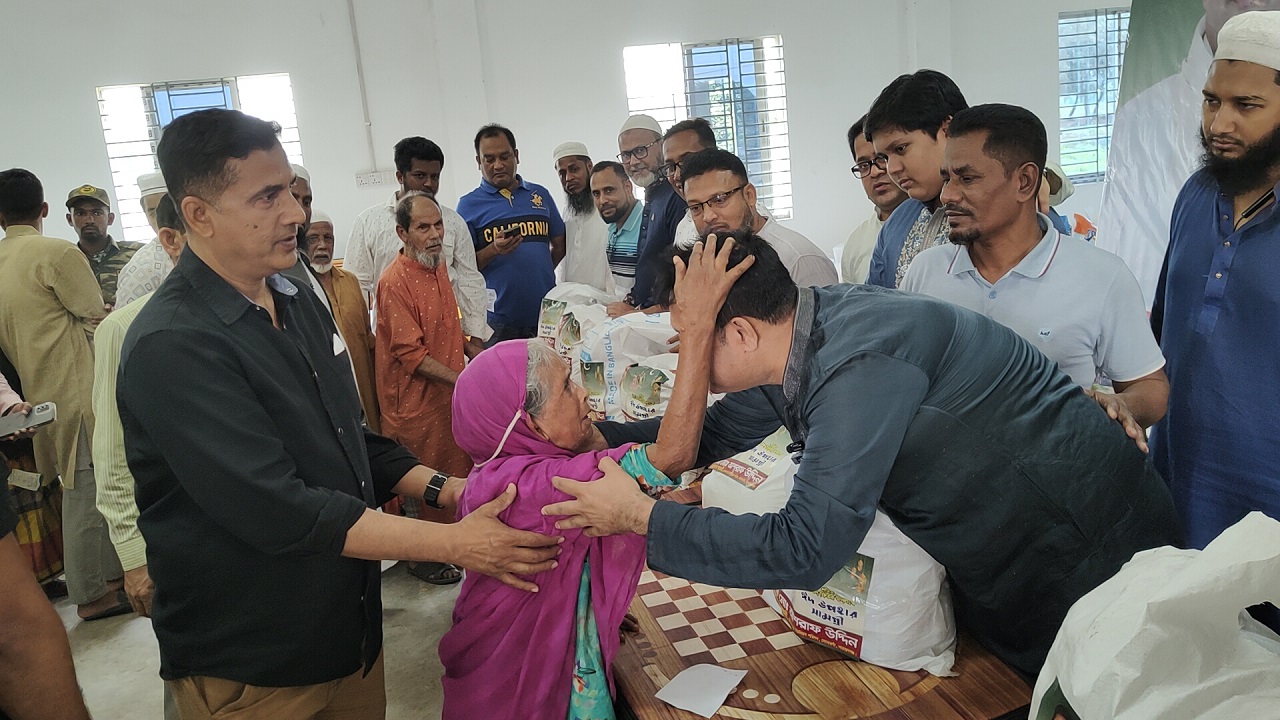 সোনারগাঁওয়ে ২৫০০ নিম্নআয়ের মানুষের মাঝে ঈদের সামগ্রী বিতরণ