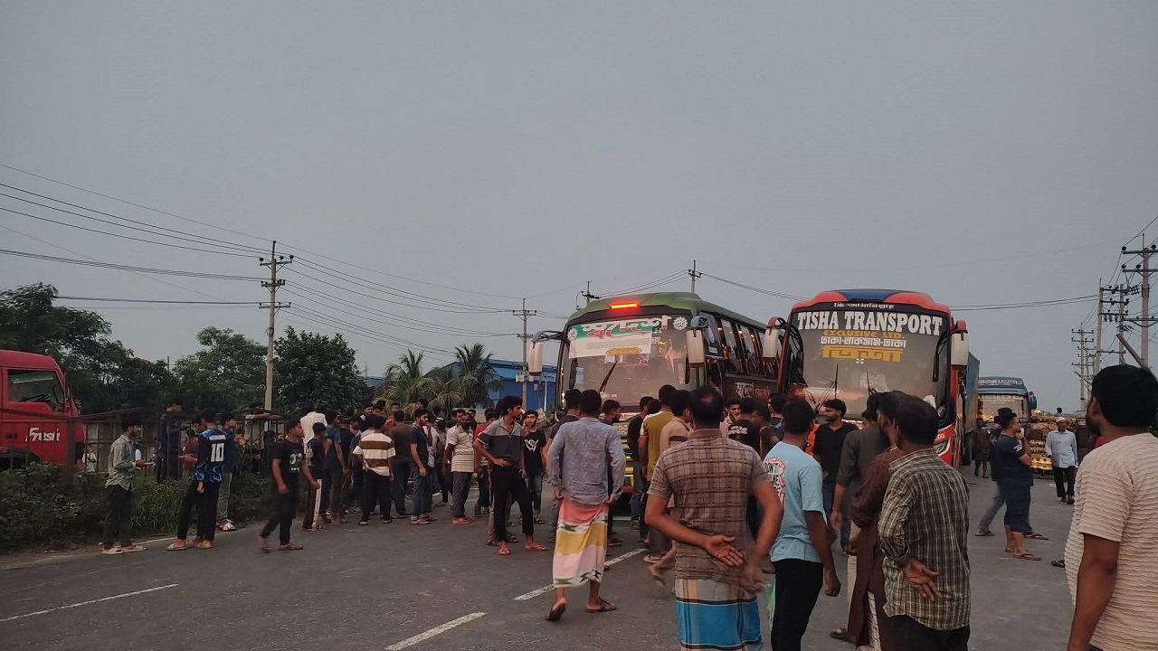 শ্রমিক আন্দোলনে ঢাকা-চট্টগ্রাম মহাসড়কে আড়াই ঘণ্টা যান চলাচল বন্ধ