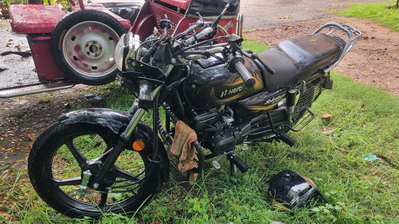 শুক্রবার দিবাগত রাত ১টায় দুর্ঘটনাটি ঘটে