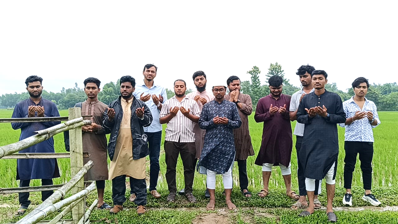 নিহতদের কবর জিয়ারত করেন এনসিপি’র নেতাকর্মীরা