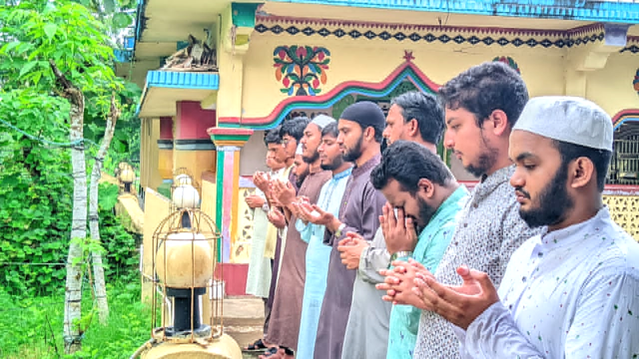 শহীদদের কবর জিয়ারত করে ছাত্রশিবিরের নেতাকর্মীরা