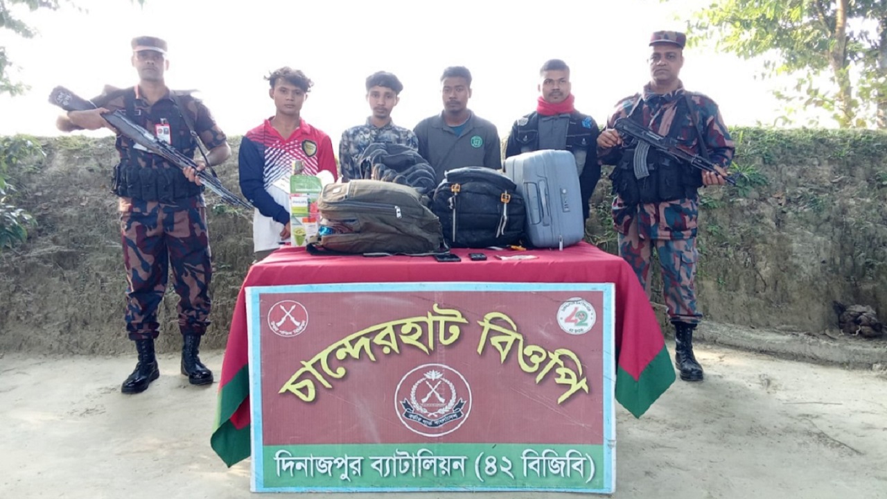 পীরগঞ্জ সীমান্তে ভারত থেকে আসার পথে ৪ বাংলাদেশী আটক