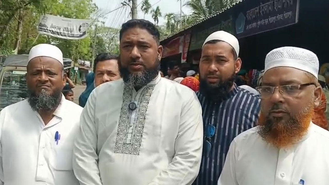 চাল বিতরণের সময় উপস্থিত জামায়াতের নেতৃবৃন্দ