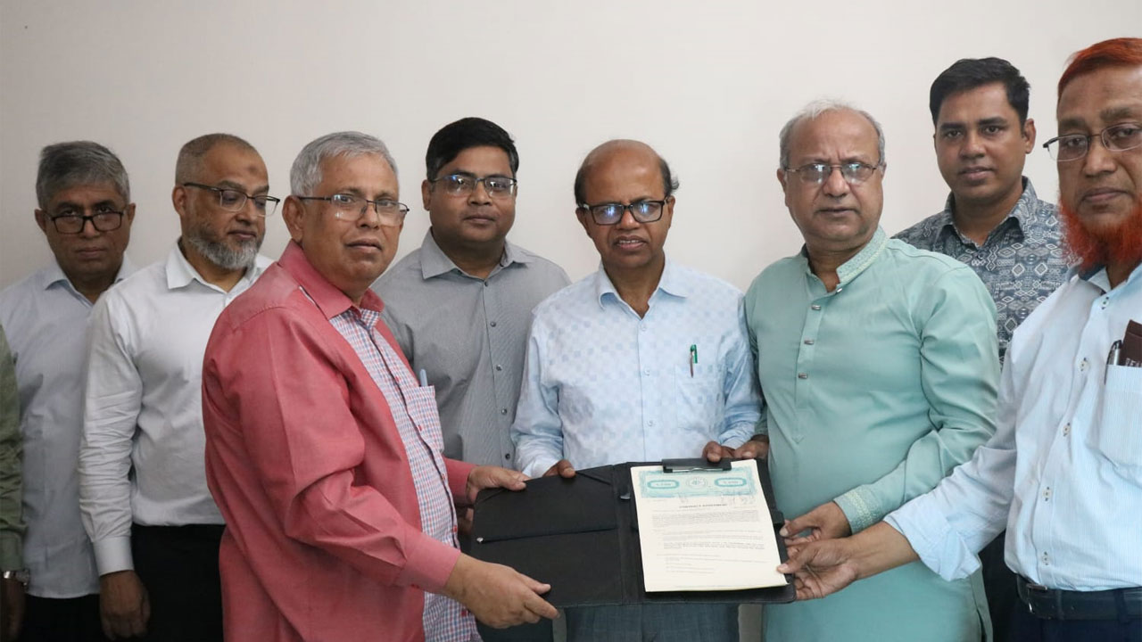 বিশ্ববিদ্যালয়ের ঢাকাস্থ অস্থায়ী কার্যালয়ে চুক্তি স্বাক্ষর
