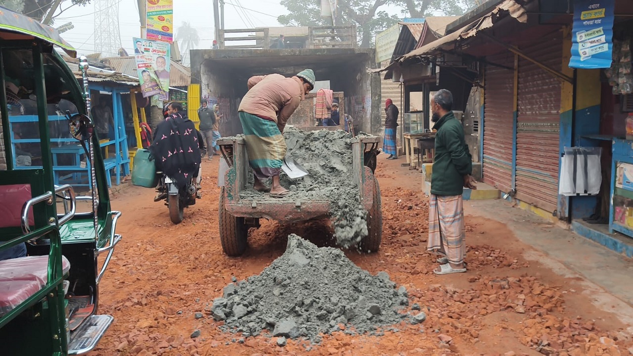 পিরোজপুরে জামায়াতের নেতাকর্মীদের স্বেচ্ছাশ্রমে রাস্তা সংস্কার