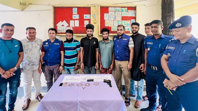 অস্ত্রসহ গ্রেফতার আসামিরা