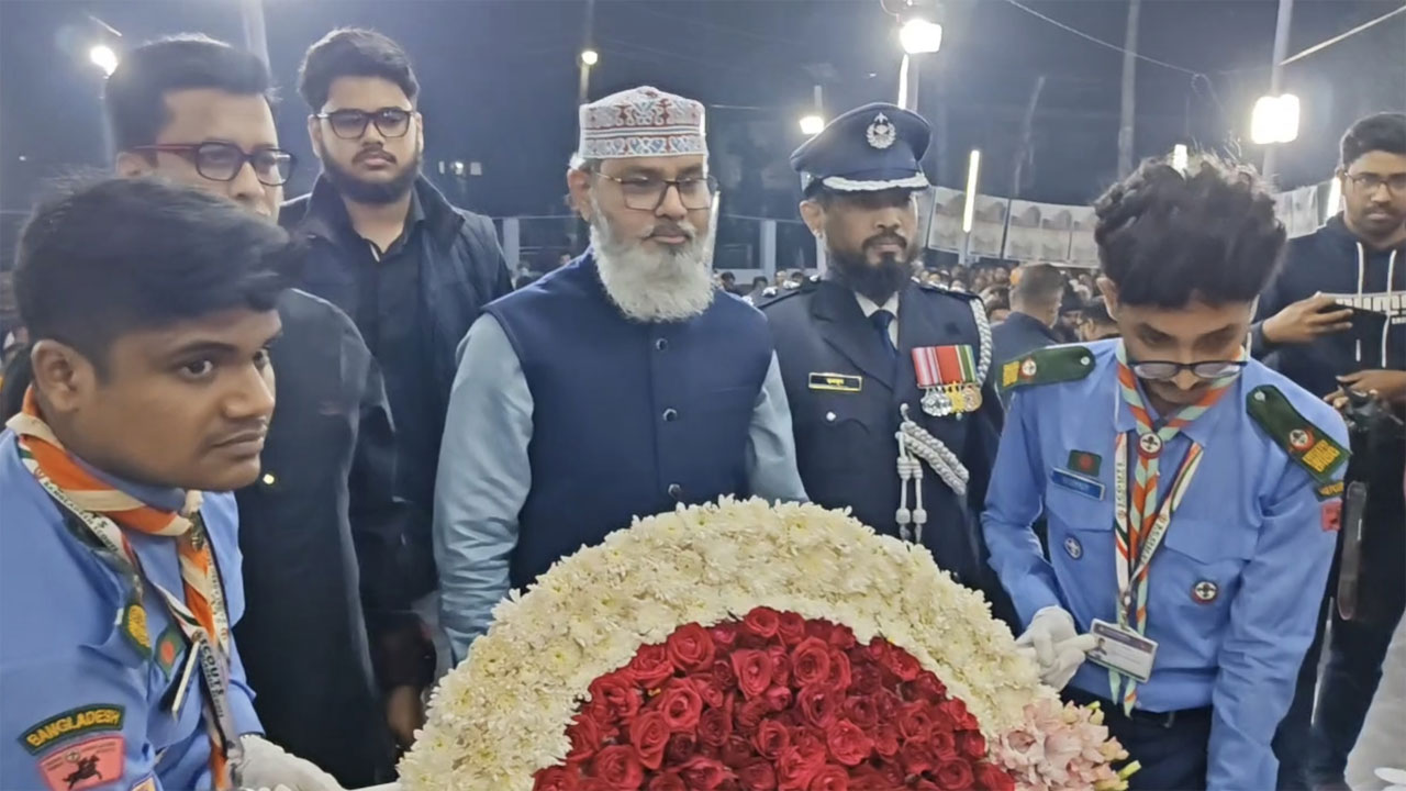 পিরোজপুরের কেন্দ্রীয় শহীদ মিনারে পুষ্পস্তবক অর্পণ