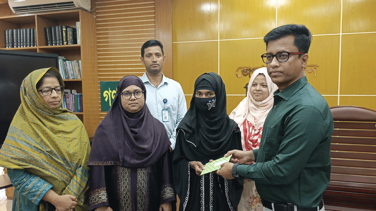 সম্মাননা তুলে দিচ্ছেন জেলা প্রশাসক