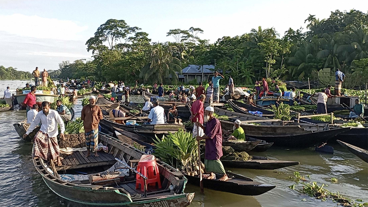 ভাসমান সবজির হাট।