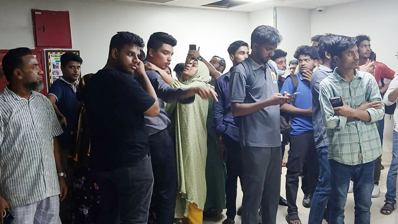 জাতীয় বার্ন ইনস্টিটিউটে আহাজারি করছেন আহতদের স্বজন ও সহপাঠীরা