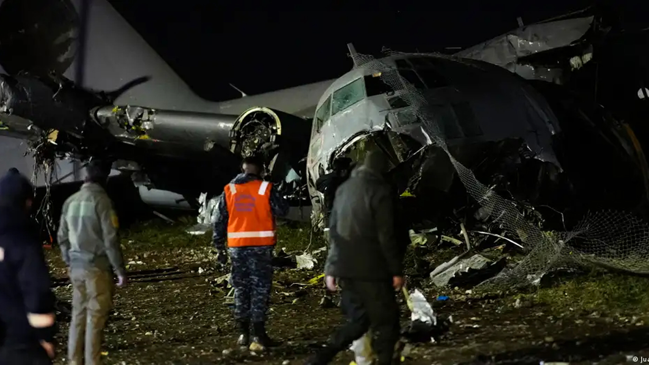 বলিভিয়ায় নতুন ব্যাংকনোট ভর্তি বিধ্বস্ত বিমান