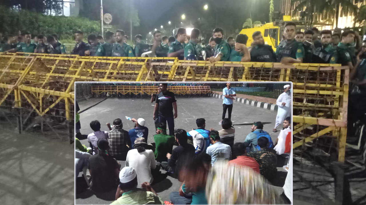 ইন্টারকন্টিনেন্টাল মোড়ে মুখোমুখি পুলিশ ও ছাত্র-জনতা