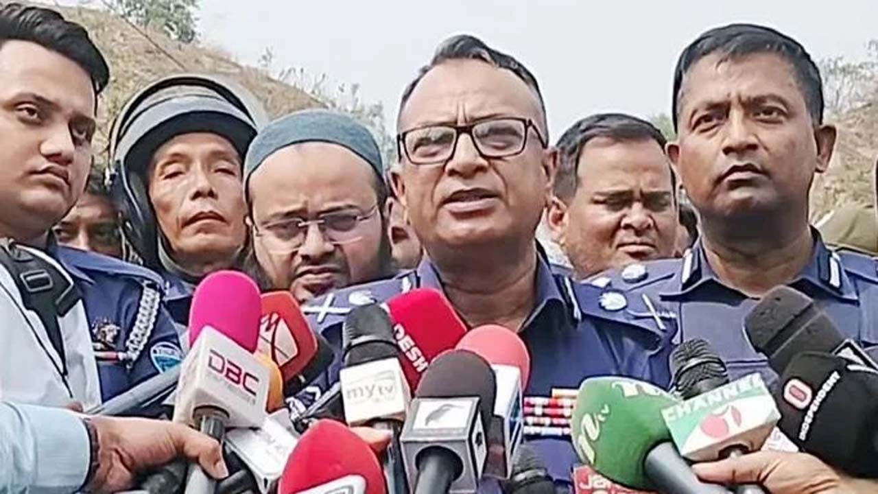 সাংবাদিকদের ব্রিফিংয়ে চট্টগ্রাম রেঞ্জের উপ-মহাপরিদর্শক (ডিআইজি) আহসান হাবীব পলাশ