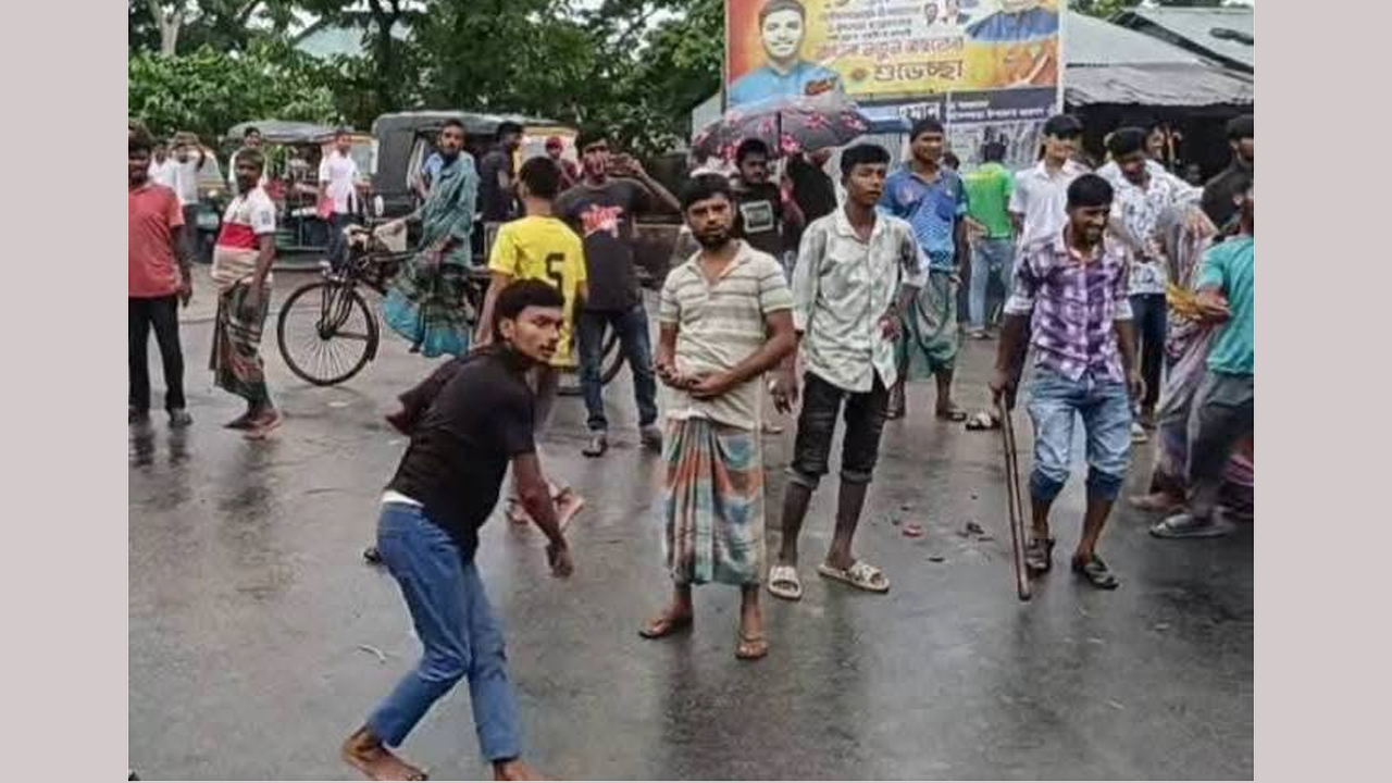 আসামির মৃত্যুর গুজব ছড়িয়ে পড়লে স্বজন ও স্থানীয়রা থানায় হামলা চালায়