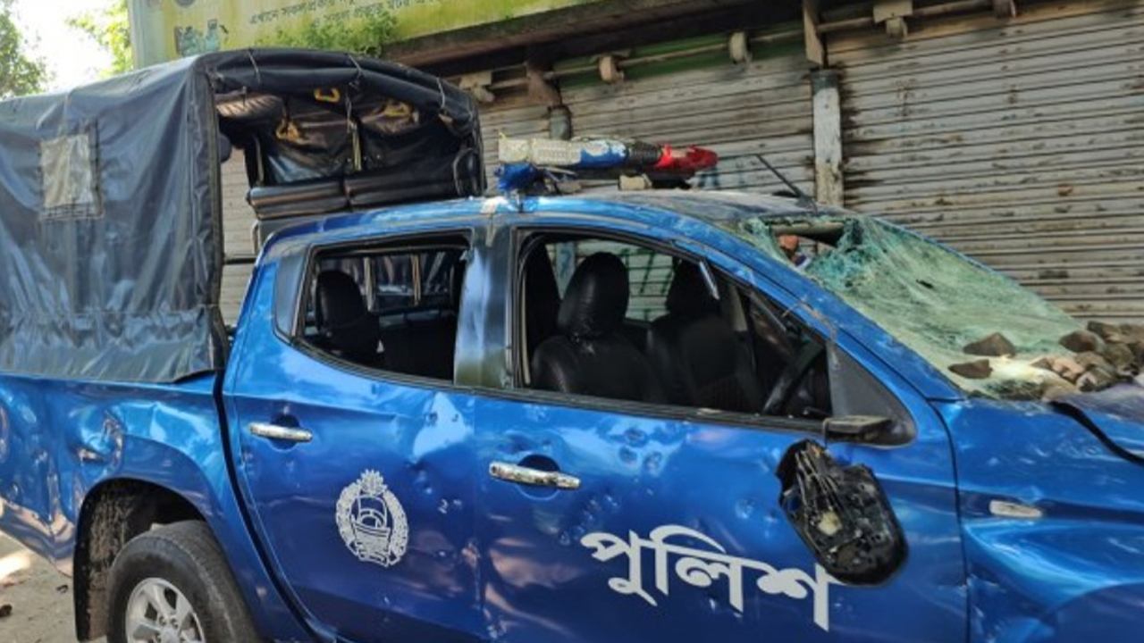 হামলায় ক্ষতিগ্রস্ত পুলিশ ভ্যান