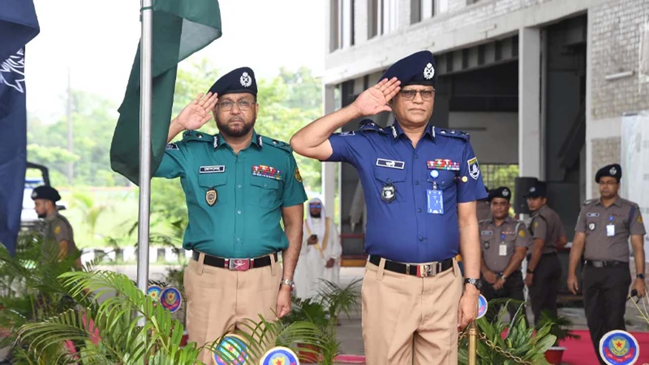 ‘বরকাউ পুলিশ ক্যাম্প’ উদ্বোধন অনুষ্ঠানে নতুন পোশাকে দেখা যায় পুলিশের কর্মকর্তাদের