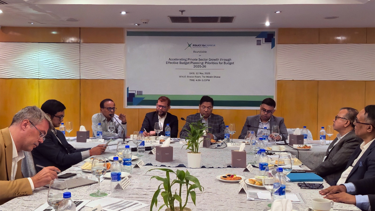 বৈঠকে বিভিন্ন বিষয়ে মতামত দিচ্ছেন অতিথিরা