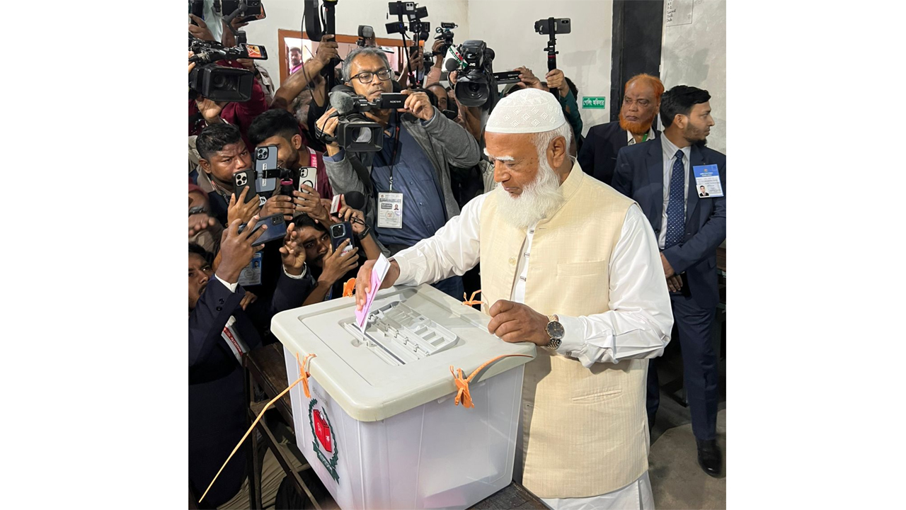 রাজধানীর ৬০ ফুটে মনিপুর উচ্চ বিদ্যালয় (বালক শাখা) ভোটকেন্দ্রে ভোট দেন জামায়াত আমির ডা. শফিকুর রহমান