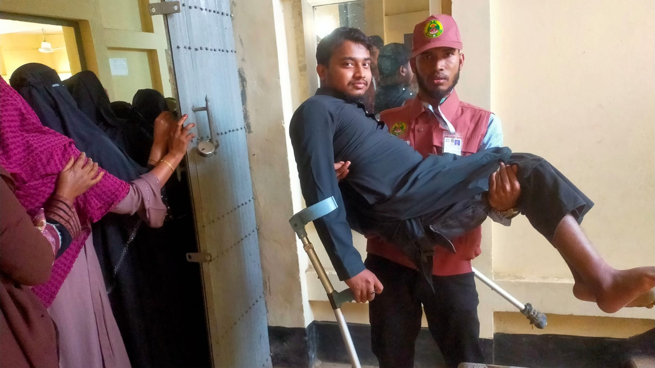প্রথম ভোট দিয়েছেন শারীরিক প্রতিবন্ধী সাকিবুল