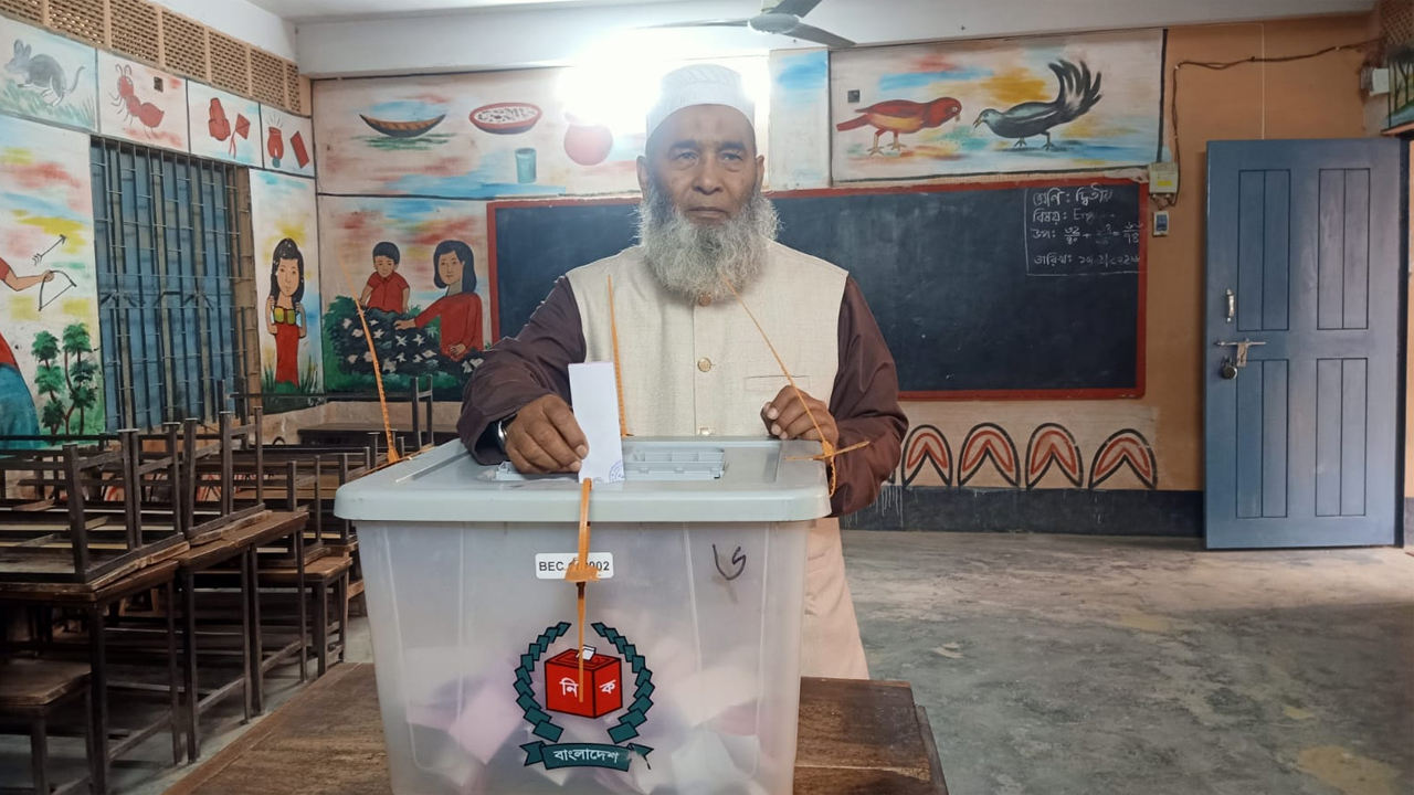 রাজশাহীর গোদাগাড়ী উপজেলার মহিশালবাড়ি সরকারি প্রাথমিক বিদ্যালয় কেন্দ্রে ভোট দেন অধ্যাপক মুজিবুর রহমান