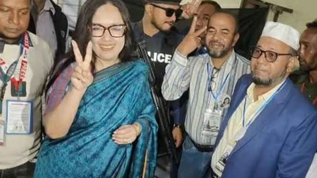 সরাইল উপজেলার শাহবাজপুর উত্তর সরকারি প্রাথমিক বিদ্যালয় কেন্দ্রে ভোট দেন ব্যারিস্টার রুমিন ফারহানা