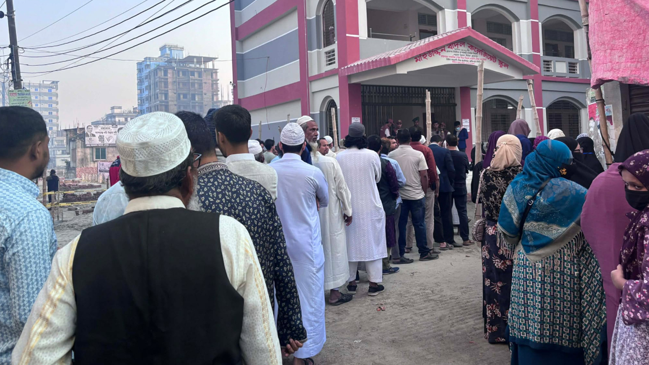 নির্ধারিত সময়ের আগেই রাজধানীর ভোটকেন্দ্রগুলোতে উৎসবমুখর পরিবেশের সৃষ্টি হয়েছে