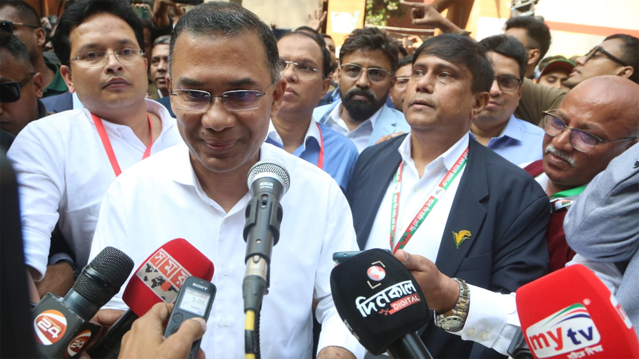 রাজধানীর গুলশান মডেল হাইস্কুল অ্যান্ড কলেজ কেন্দ্রে ভোট দেয়া পর সাংবাদিকদের সাথে কথা বলেন তারেক রহমান