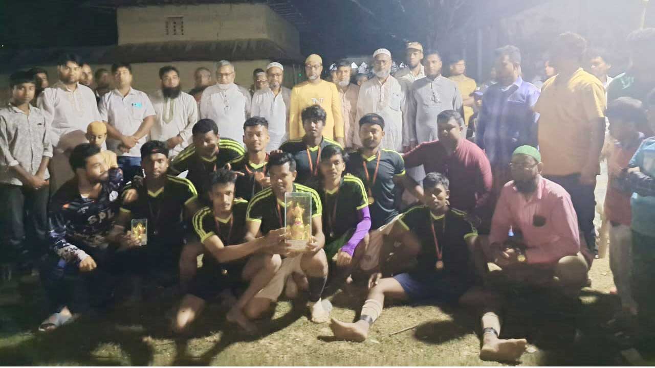 পোরশায় নাইট ফুটবল টুর্নামেন্টে চ্যাম্পিয়ন দলের সঙ্গে অতিথিরা