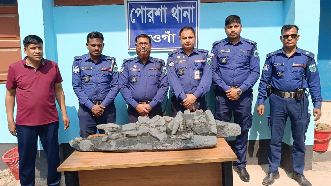উদ্ধার করা কষ্টিপাথরের বিষ্ণুমূর্তি