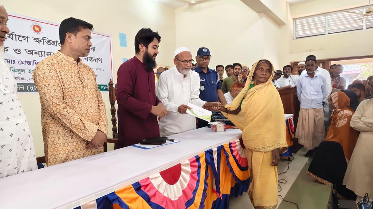 ত্রাণসামগ্রী বিতরণ অনুষ্ঠানে স্থানীয় এমপিসহ অন্যরা