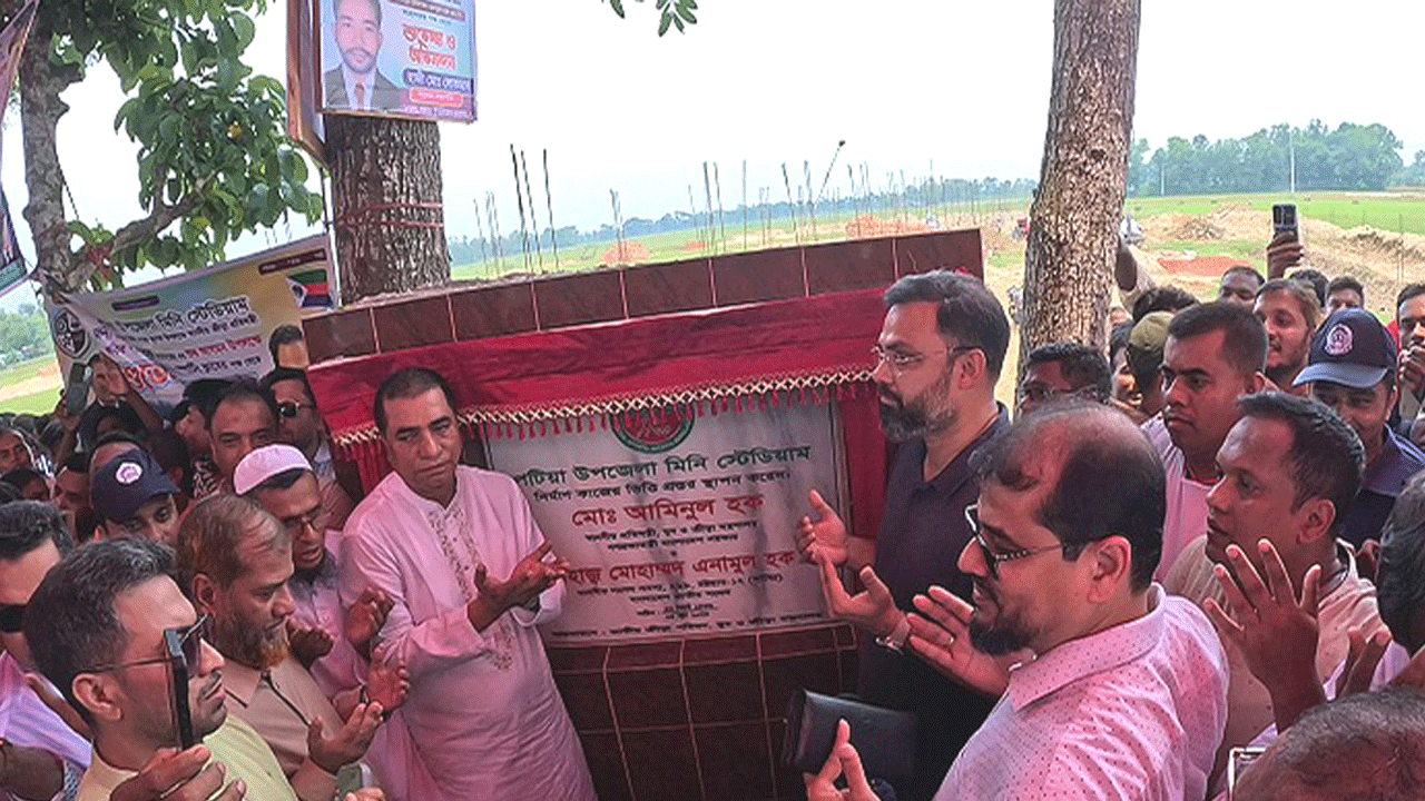 ভিত্তিপ্রস্তর উদ্বোধন করছেন আমিনুল হক