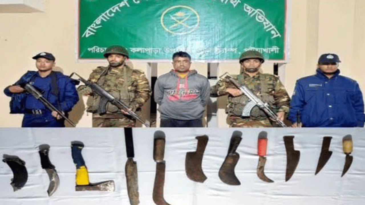 উদ্ধার করা অস্ত্রসহ আটক যুবক