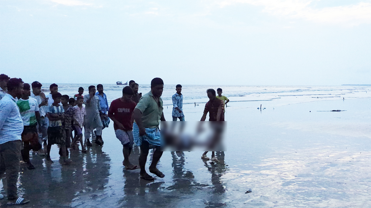 লাশ উদ্ধার করা হচ্ছে