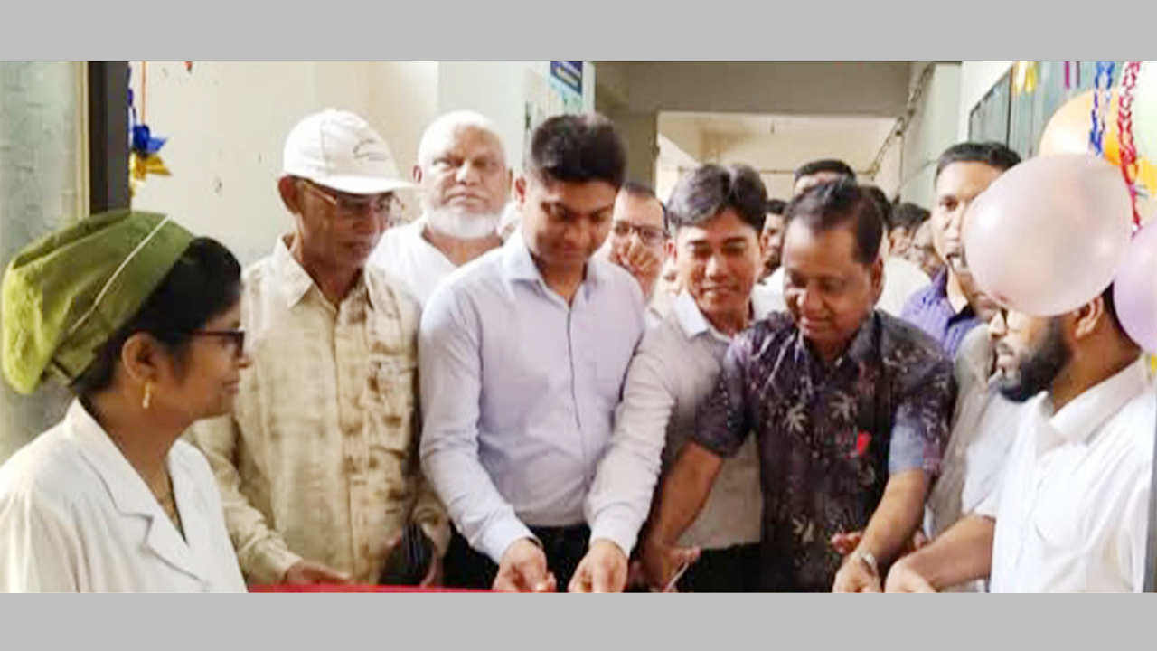 ওটির ফিতা কেটে সিজারিয়ান অপারেশন কার্যক্রমের উদ্বোধন করা হচ্ছে