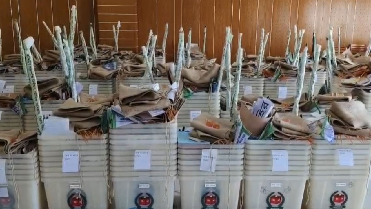 ব্যালট পেপারসহ ভোট গ্রহণের প্রয়োজনীয় সরঞ্জাম