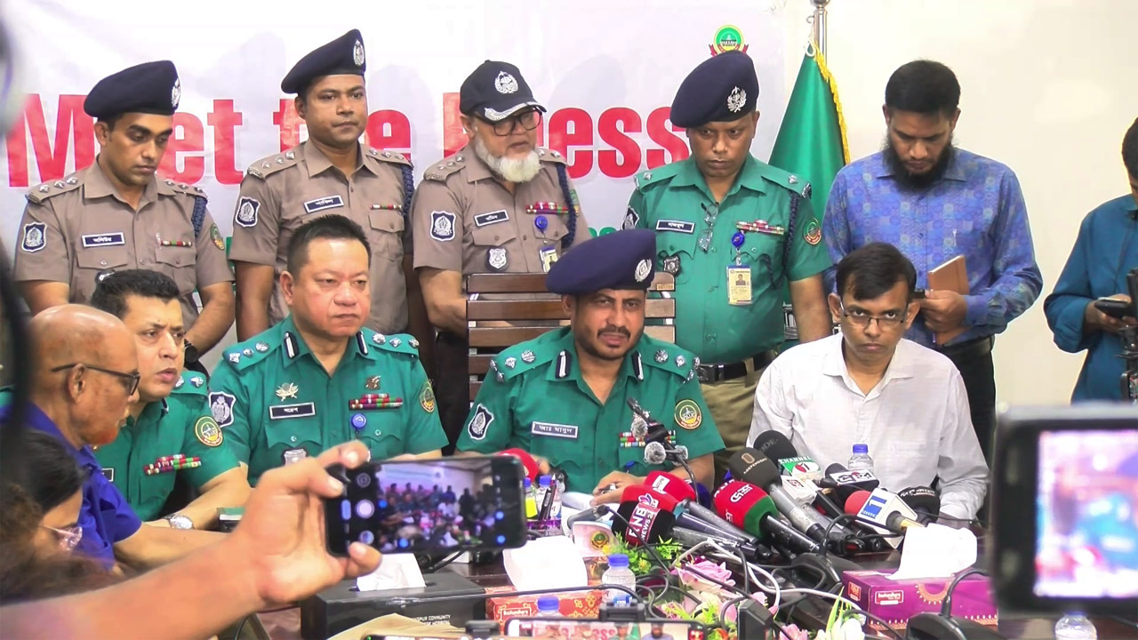 রংপুরে চাঞ্চল্যকর ৪ খুন নিয়ে পুলিশের সংবাদ সম্মেলন