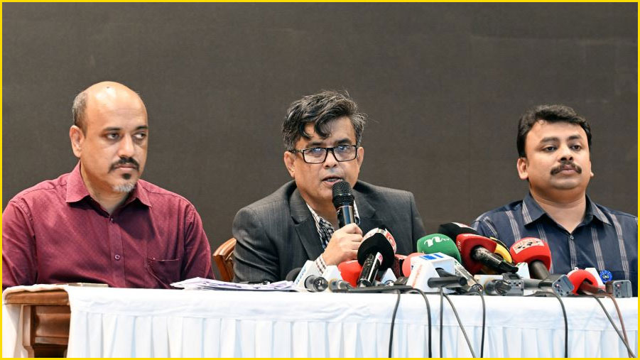 কথা বলছেন প্রধান উপদেষ্টার প্রেস সচিব শফিকুল আলম