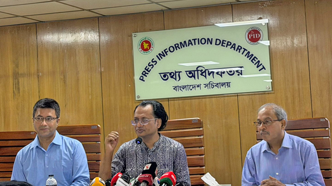 সচিবালয়ে পিআইডি সম্মেলন কক্ষে নিয়মিত সাপ্তাহিক প্রেস ব্রিফিংয়ে প্রধানমন্ত্রীর তথ্য উপদেষ্টা ডা. জাহেদ উর রহমান