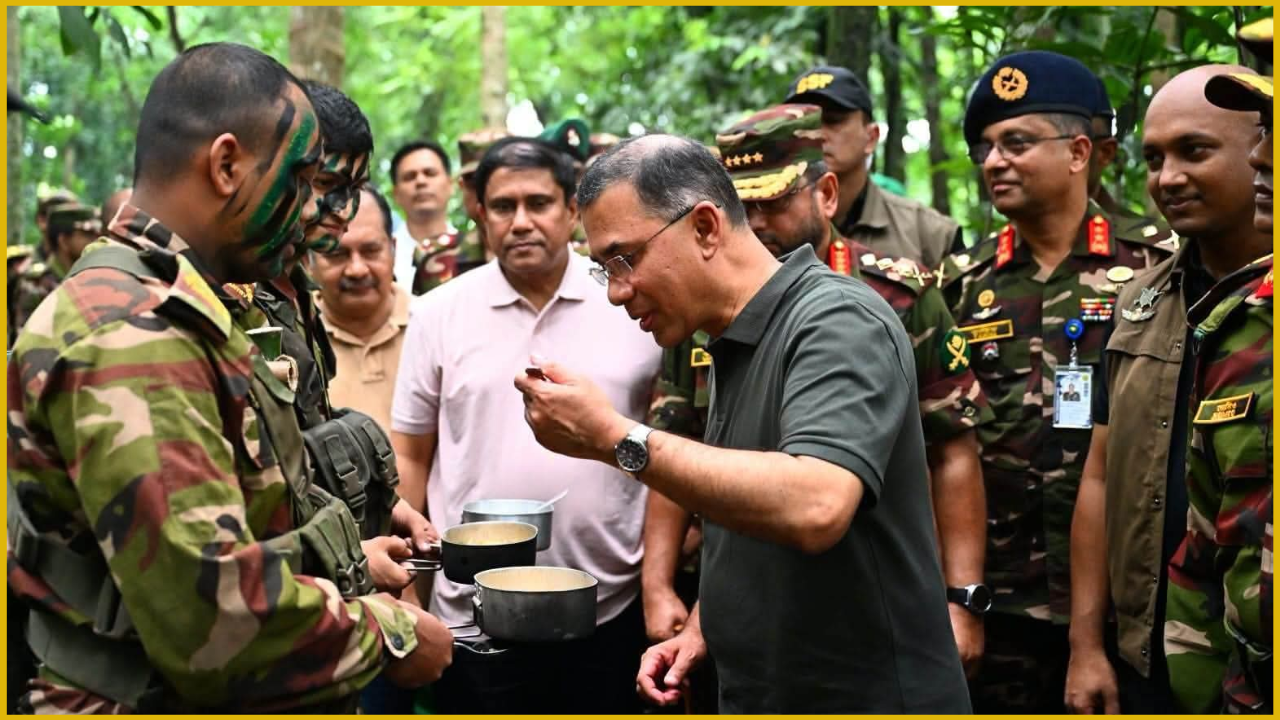 মহড়ায় অংশগ্রহণকারী সেনাসদস্যদের জন্য যুদ্ধক্ষেত্রের পরিবেশে তাৎক্ষণিকভাবে প্রস্তুত করা খাবারও গ্রহণ করেন প্রধানমন্ত্রী