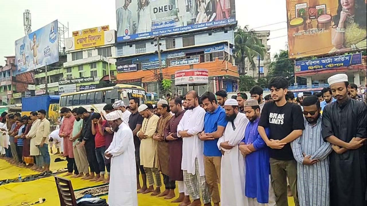 দুপুরে জুমার নামাজের সময় হলে সড়কেই নামাজ আদায় করেন আন্দোলনকারীরা
