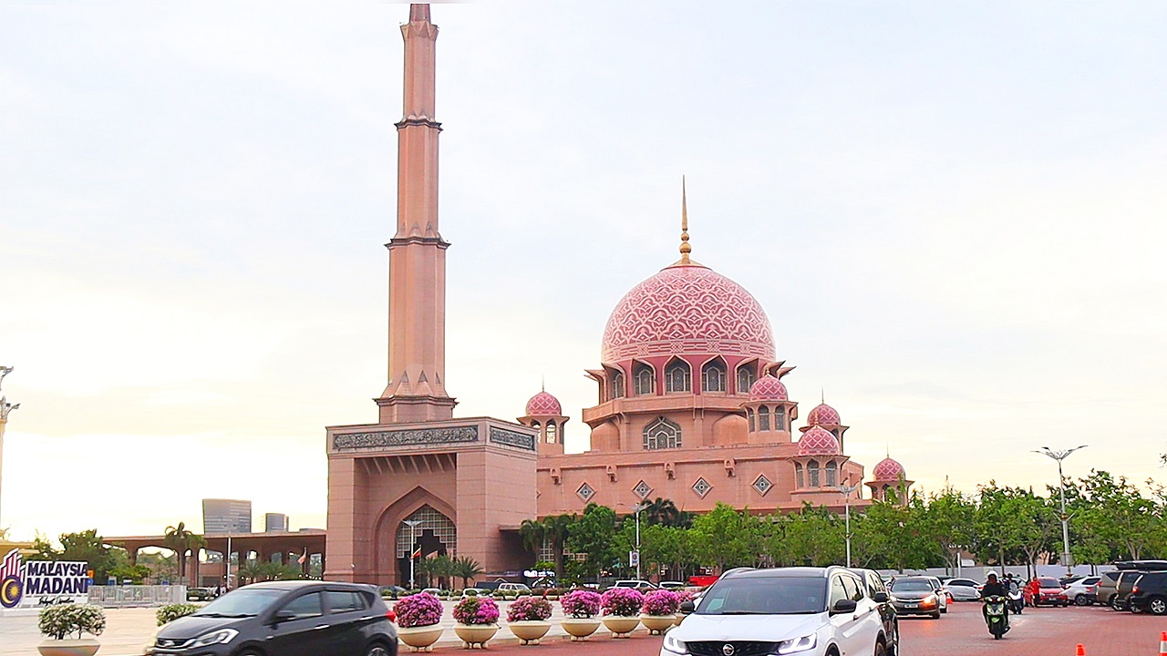 মালয়েশিয়ায় সৌদিয়ান গোলাপী পাথরের মসজিদে বিশ্ব পর্যটকদের ঢল
